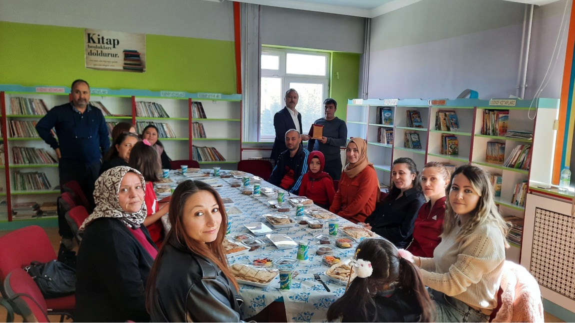 Okulumuz Fen Bilgisi Öğretmeni Ali KELLEGÖZ için veda yemeği düzenlendi.